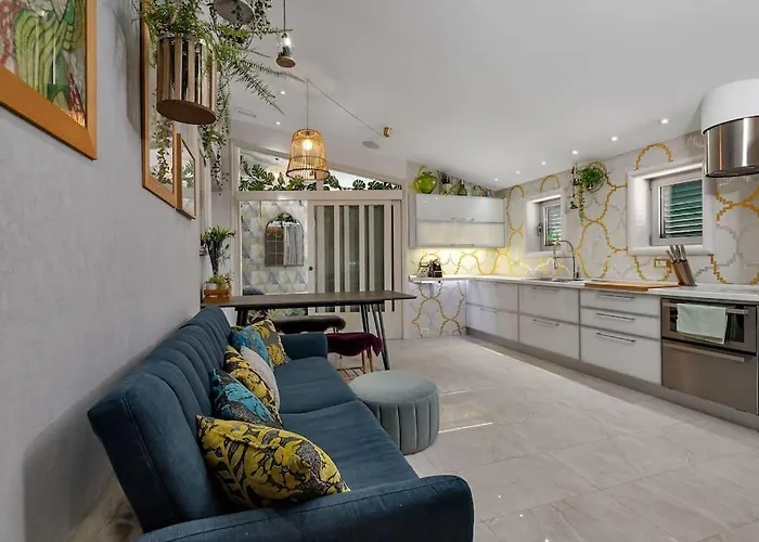 2 Bedroom 'marley' Makarska